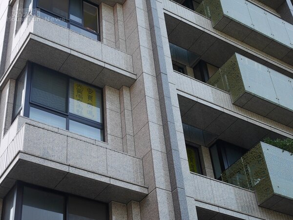 台北北投奇岩重劃區一處建案，有住戶在窗上張貼裝漏水的諷刺紙條（好房網News記者蔡孟穎／攝影）