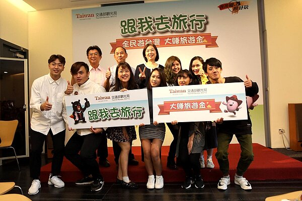 學生拍「跟我去旅行」MV,行銷台灣觀光。(觀光局提供)(交通部觀光局)