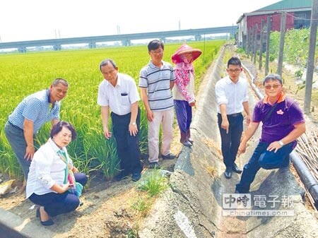 台南市後壁區長短樹段、白沙屯一帶農民，連日搶水爆火氣，找上議長賴美惠（前左）陳情。（曹婷婷攝）