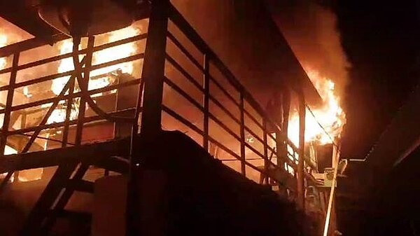 高雄巿鼓山三路弄巷24日清晨4時許火警,2樓鐵皮屋共3人被燒死。(曹明正翻攝)