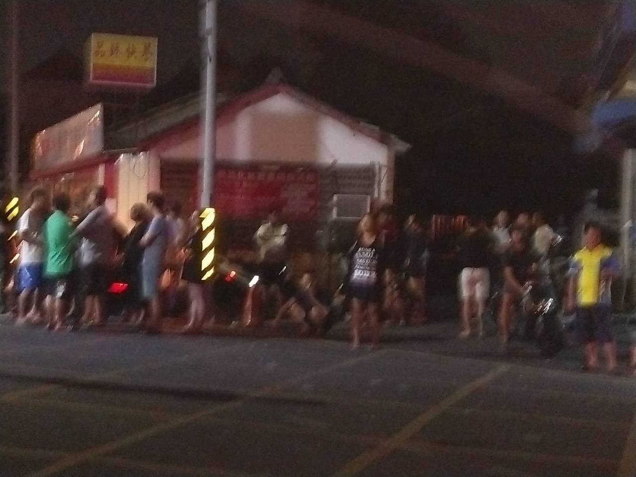 昨晚9點多,有人在臉書社群網站貼文聲稱姨丈交保,號召群眾集合抓人,有二百多名民眾包圍田尾分駐所,有人數度放鞭炮鬧事,到今天凌晨零時多才散去。記者何烱榮/攝影