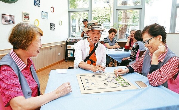 台北市松山老人服務暨日間照顧中心與健康托嬰中心昨天舉行聯合開幕典禮。 記者徐兆玄/攝影