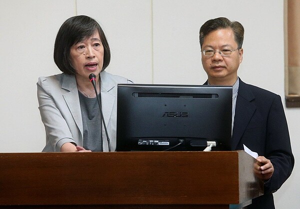 瑞士洛桑管理學院(IMD)公布2018世界競爭力報告,經濟部政務次長龔明鑫(右)有解讀。 記者胡經周/攝影