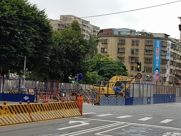 台北市議員王鴻薇昨在總質詢指出,市長柯文哲主政至今,民眾向1999與市政信箱投訴路不平、有坑突的件數,3年破5500件。 記者翁浩然/攝影