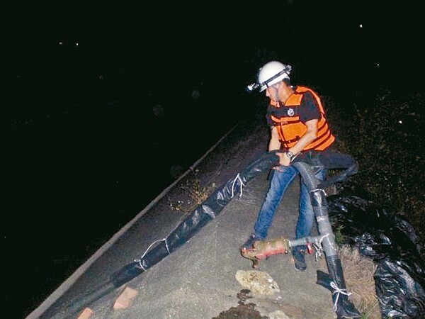 嘉南農田水利會嘉義縣鹿草鄉水稻灌區盜水事件頻傳,非灌區部分農民利用夜間在灌區用大型塑膠管抽水引灌。水利會人員夜間巡邏發現,會移除水管,但防不勝防。 記者魯永明/翻攝