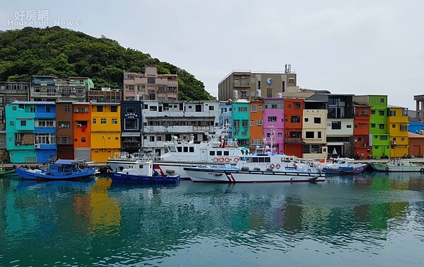 東岸沿線正濱懷舊碼頭旁住宅著色，成了熱門打卡景點。圖／基隆市府提供