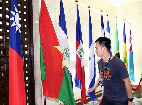 我非洲友邦布吉納法索與我國斷交,我國邦交國只剩18國。圖為外交部昨晚懸掛的布吉納法索國旗與我國國旗相鄰而立。 記者蘇健忠/攝影