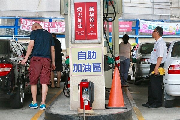 九五無鉛汽油下周價格可能漲到卅點七元。 圖／聯合報系資料照片