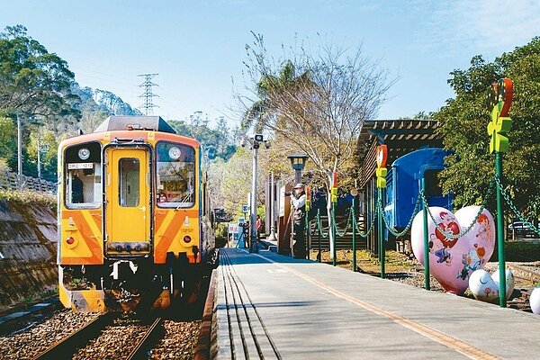 新竹縣橫山鄉合興站園區內有許願鐘、勇氣塔、愛情月台、回到愛情、小婚禮廣場等景點,可浪漫拍照遊憩。 圖/新竹縣政府提供
