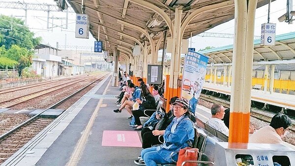 油價持續飆高,台鐵善化火車站旅客近來開始回流。 記者謝進盛/攝影