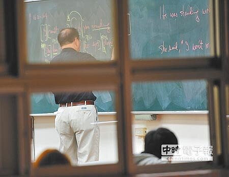 
搶救流浪博士，教部生師比計算方式擬放寬，預估將衝擊10％至15％系所，恐讓大專院校經營雪上加霜，加速退場，又釀一批教師失業。圖為私立大學老師認真上課的情形。（本報資料照片）
 