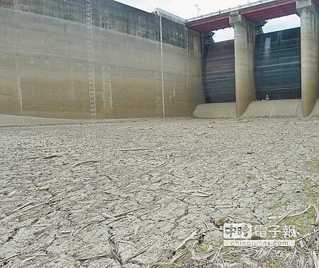梅雨不來,台南市旱象未解,曾文水庫呈現乾涸狀。(曹婷婷攝)
