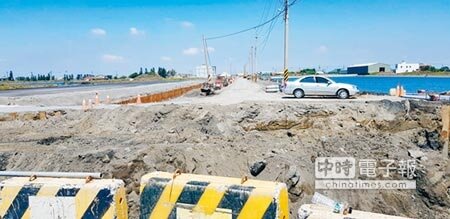 雲林縣雲2線是要通往六輕工業區的重要聯外道路，台塑承諾建造跨越隔離水道的橋梁若未能兌現，將影響第二期工程進行。（許素惠攝）