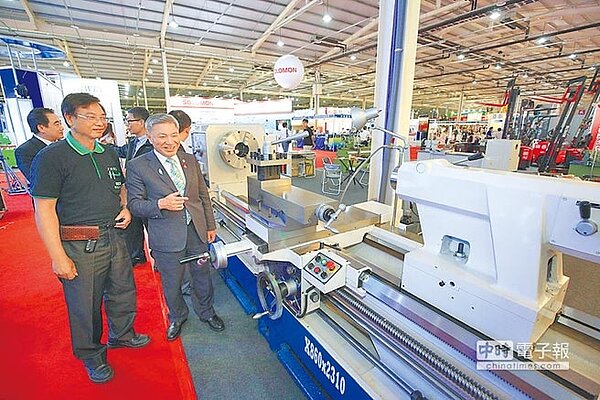 台中市副市長張光瑤(右)參觀台中自動化機械展,聽取新技術解說。(林欣儀攝)