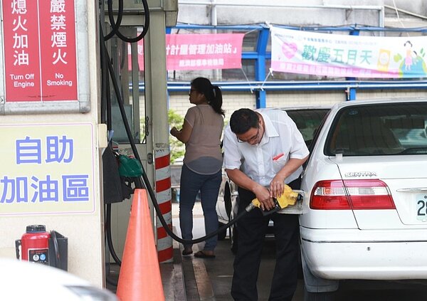 中油和台塑今天將宣布最新油價,油價面臨上漲,民眾記得快去加油。本報資料照片