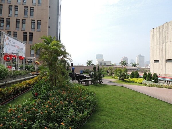 每年夏天越來越熱,屋頂綠化可減少受熱。圖/高雄市工務局提供