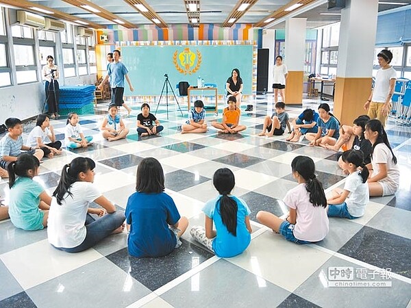 實驗學校大幅增加,各校積極推動特色課程,博嘉實驗國小安排3至6年級學生籌備「樟樹下藝文饗宴」,共花20周、每周2節課時間。圖為演員把握演出前最後時間加緊練習。(張潼攝)