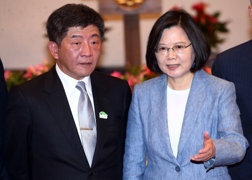 蔡英文總統(右)昨天在總統府接見「世衛行動團」。 記者杜建重/攝影