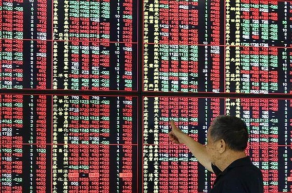 台股上周萬點行情屆滿周年,周K線翻紅且上漲111.46點,本周市場聚焦MSCI最新權重將生效、股東會、法說會等三大因素。(報系資料照 鄧博仁攝)