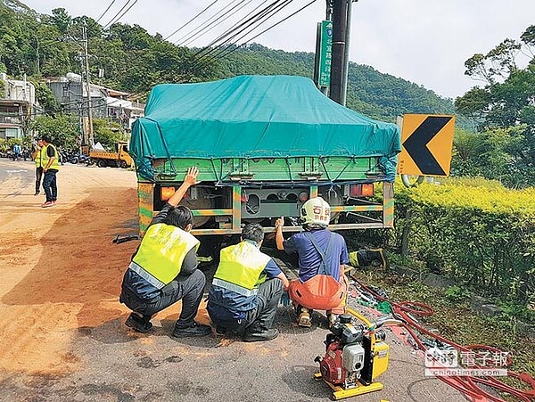 新北市石碇區北宜公路23公里處26日再度發生一起死亡車禍，19歲黃姓準大學生疑似騎車自摔，連人帶車滑向對向車道，慘死於大貨車輪下。（葉書宏翻攝）
