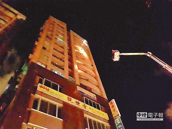 高雄巿新興區中正四路大樓26日凌晨2時許發生火災,7樓林姓女住戶燒炭不成引發火警。(曹明正翻攝)