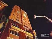 失業女吞藥燒炭　險燒掉大樓