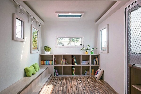 苗栗呼啦莊園有露營車改裝的書屋。 圖/呼啦莊園提供