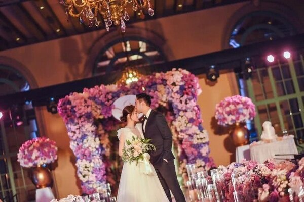 阿嬌和賴弘國在洛杉磯舉辦婚禮，她身穿Jenny Packham深V禮服。圖／取自微博
