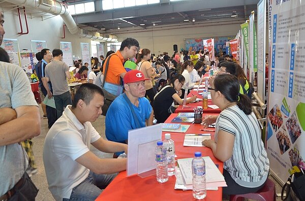 南投縣政府舉辦就業博覽會搶人才。(圖/截取自南投縣政府)