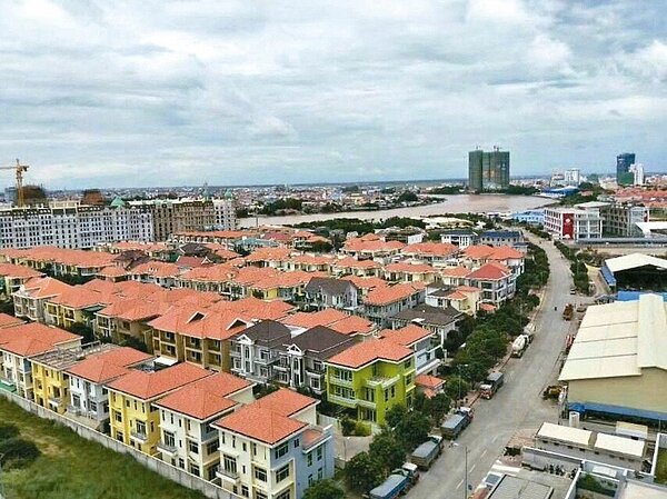 柬埔寨金邊都市發展迅速且蓬勃,政府為了配合提供愈來愈多的人口移入,目前積極開發新區塊,開發區域從原本靠湄公河金邊東側,轉往靠機場的方向西進;其中機場的東南側的新興重劃區-森速區的德他拉分區,成為市場高度關注區域。 網路照片