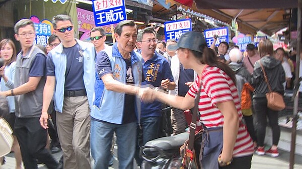 前總統馬英九到新北市三重為黨內市議員參選人輔選，提及友邦接連斷交，馬英九批總統蔡英文縱容行政院長賴清德刺激中共。記者謝育炘／攝影
