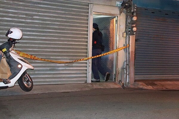 桃園市發生恐怖分屍命案,陳姓男子昨涉嫌因口角,用刀砍死簡姓妻子後,再將屍體分屍裝成2箱3袋,警方獲報後逮捕兇嫌並前往現場採證。記者曾健祐/攝影