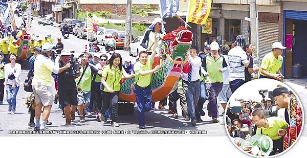 鹿港慶端陽活動龍王祭揭開序幕,競賽龍舟在彰化縣長魏明谷(小圖)點睛後,由「陸上行舟」踩街隊伍推著遶行市區。(謝瓊雲攝)