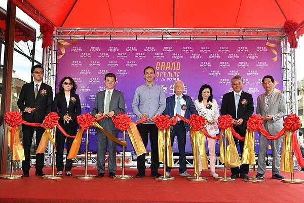 由南山人壽投資興建的秀泰生活樹林店今日正式開幕,南山人壽總經理許妙靜(左二)與新北市長朱立倫(中)、秀泰集團董事長廖治德(右四)、新北市副議長陳文治(左三)親自蒞臨開幕活動,共同剪綵。 圖/南山人壽提供