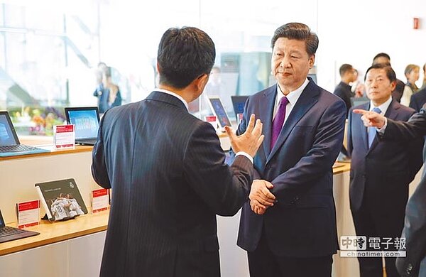 圖為2015年,大陸國家主席習近平在美國微軟園區參觀ZTE製造、使用視窗系統的產品。(美聯社)