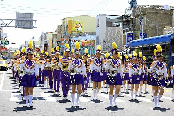 台南市管樂季今天在新化大目降園區舉辦踩街,揭開序幕,美麗的隊伍令人驚艷。圖/讀者林秋蘭提供