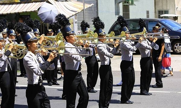 台南市管樂季今天在新化大目降園區舉辦踩街,有中正預校樂儀隊精彩表演。圖/讀者林秋蘭提供