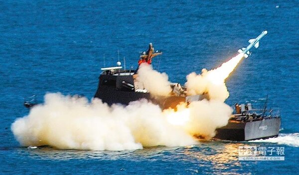 雄風飛彈是國軍目前唯一具反制戰力的武器。圖為2003年漢光十九號演習，光華6號二代飛彈快艇發射雄風2型飛彈，準備攔截靶機。（本報資料照片）
