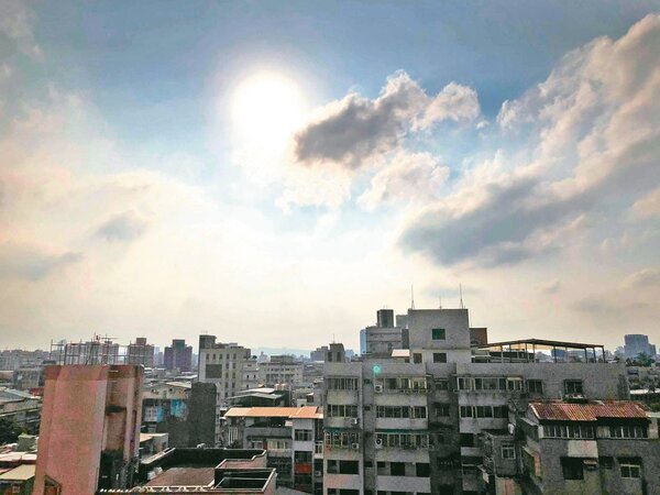 台北高溫昨飆到38度，啟動熱浪預警通報。 記者陳靖宜／攝影