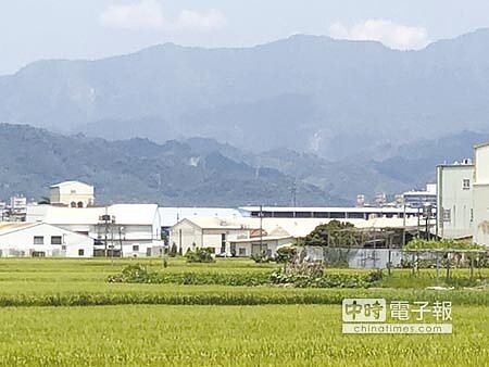 全台位於農田旁的未登記工廠,或已補辦臨時工廠登記業者,相當普遍,經濟部希望透過工廠管理輔導法的修法,適時解決現行違章工廠管理的棘手難題。圖/劉朱松