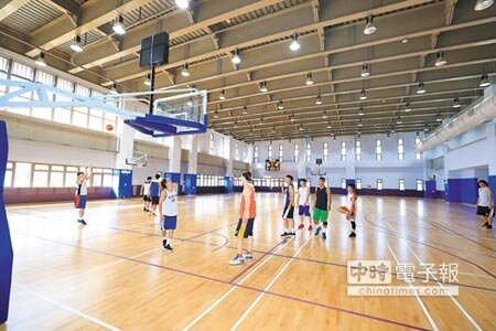 南屯國民運動中心綜合球場。(盧金足攝)