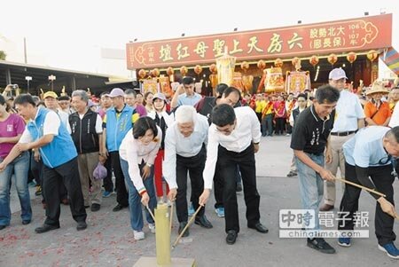 雲林縣六房媽祖過爐,立委張麗善、雲林縣長李進勇、立委劉建國(中左一、二、三)共同點起馬炮。(許素惠攝)