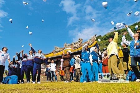 宜蘭縣政府將在6月8日舉辦龜山島成年禮,往年學生挑戰401高地後折返,興奮地拋帽。(本報資料照片)