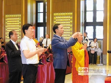 千佛山白雲禪寺舉辦祈福法會,新北市長朱立倫(右二)、立委羅明才(左二)參拜。(葉書宏攝)