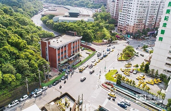 基隆市政府為改善安樂區麥金路的交通，將在今年8月底前完成新設迴轉道。（基隆市政府提供）