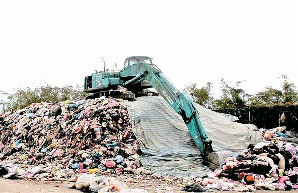 每遇宜蘭利澤焚化爐歲修、蘇花公路中斷期間,花蓮吉安鄉的數百公噸垃圾只能堆置在光華村垃圾轉運站,影響居民生活品質。 記者徐庭揚/攝影