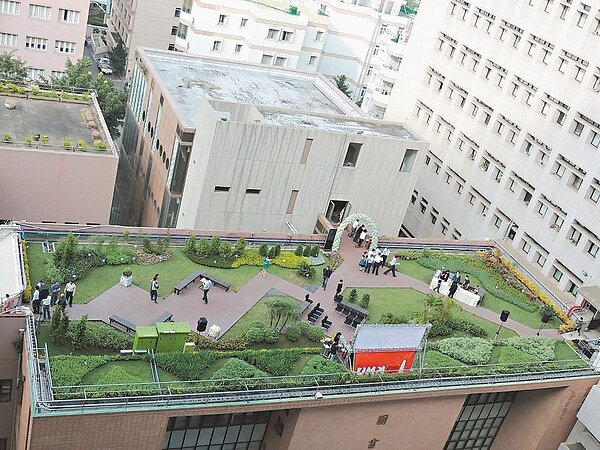 高醫的立體綠化藥學園。 圖／高雄市工務局提供