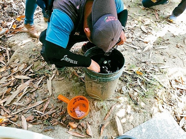 近日登革熱境外移入疫情升溫,防疫團隊加強稽查孳生源。 圖/高雄市衛生局提供