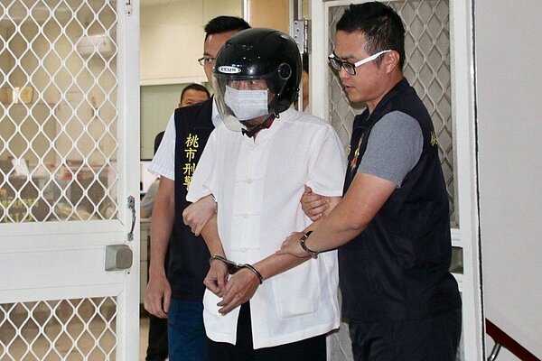 警方昨天將犯嫌移送桃園地檢署偵辦。 記者曾健祐/攝影