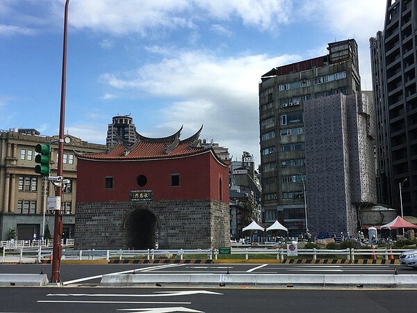 北門重見天日後,北市都發局積極拆除後方「台北商業大樓」的廣告招牌、違建。 圖/聯合報系資料照